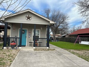 Exterior - Charming 2-bedroom Cottage close to Lackland AFB, Seaworld, Alamo Downtown SA (San Antonio)