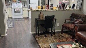 Un amplio espacio habitable con cocina, una mesa de comedor y una zona de estar cómoda.