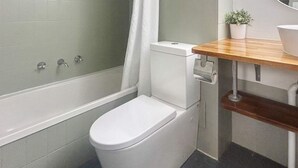 Un bany modern amb vàter, bidet i rentapel.