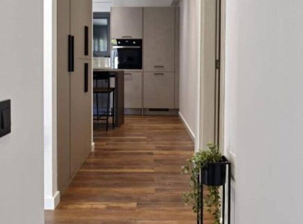 Kühlschrank, Ofen, Geschirrspüler, Wasserkocher mit Kaffee-/Teezubehör