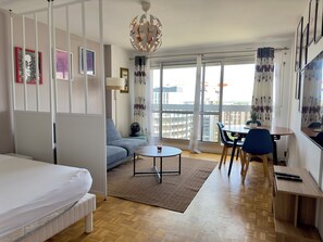 1 habitación, escritorio, tabla de planchar con plancha y cuna de viaje 