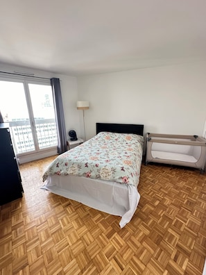 1 dormitorio, escritorio, tabla de planchar con plancha y cuna de viaje