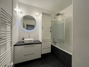 Secadora de cabello, toallas, papel de baño