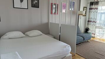 1 chambre, bureau, fer et planche à repasser, lit parapluie