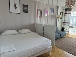 1 chambre, bureau, fer et planche à repasser, lit parapluie