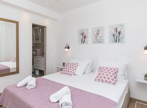 5 bedrooms, iron/ironing board, internet, bed sheets