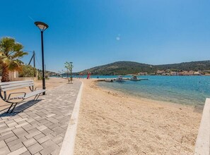 On the beach - Three Bedroom Holiday Home (Vinisce)
