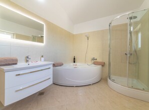 Douche, séchoir à cheveux, serviettes fournies