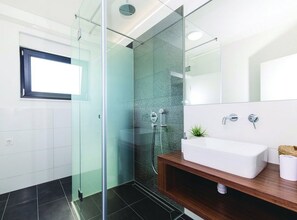Dusche, Haartrockner, Handtücher