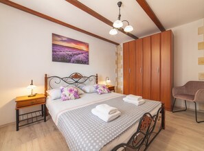 2 bedrooms, iron/ironing board, Internet, bed sheets
