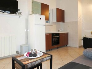 Fridge, microwave, oven, stovetop - Sea-View Apartments with Pool, Terrace, and Outdoor Lounge in Scenic Čiovo Island - Standard One Bedroom Apartment (Ciovo)
