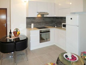 Fridge, microwave, oven, stovetop - Sea-View Apartments with Pool, Terrace, and Outdoor Lounge in Scenic Čiovo Island - Two Bedroom Apartment (Ciovo)