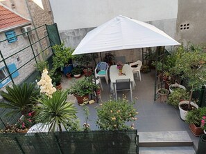 Outdoor dining - Cozy Studio Apartments with Terrace Near Kaštela Promenade - Comfort Studio Apartment (Kastel Stafilic)