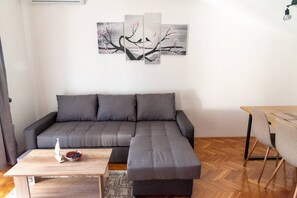 TV - Kastel Gomilica Cozy and Stylish Apartments near the Sea - Classic One Bedroom Apartment (Kastel Gomilica)