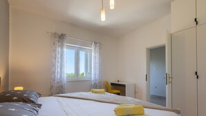 Ein Schlafzimmer mit einem Bett, einem Schreibtisch und einem Kleiderschrank.