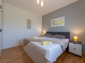 2 makuuhuonetta, silitysrauta/-lauta, internet, vuodevaatteet