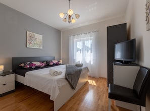 2 chambres, fer et planche à repasser, accès à Internet, literie fournie