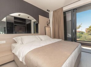 4 bedrooms, iron/ironing board, internet, bed sheets