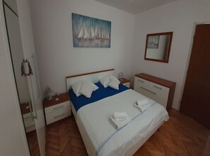 3 bedrooms, iron/ironing board, internet, bed sheets
