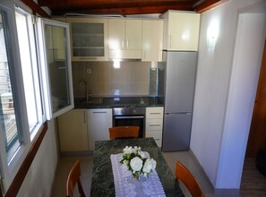 Fridge, oven, stovetop, cookware/dishes/utensils