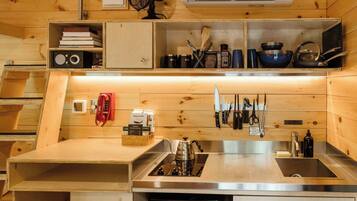 Kabin Standar, 2 Tempat Tidur Queen | Dapur pribadi | Lemari es kecil, kompor, dan peralatan masak/sendok-piring