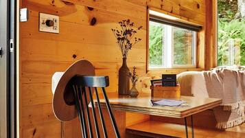 1 kamar tidur, meja kerja, dan ruang kerja ramah laptop