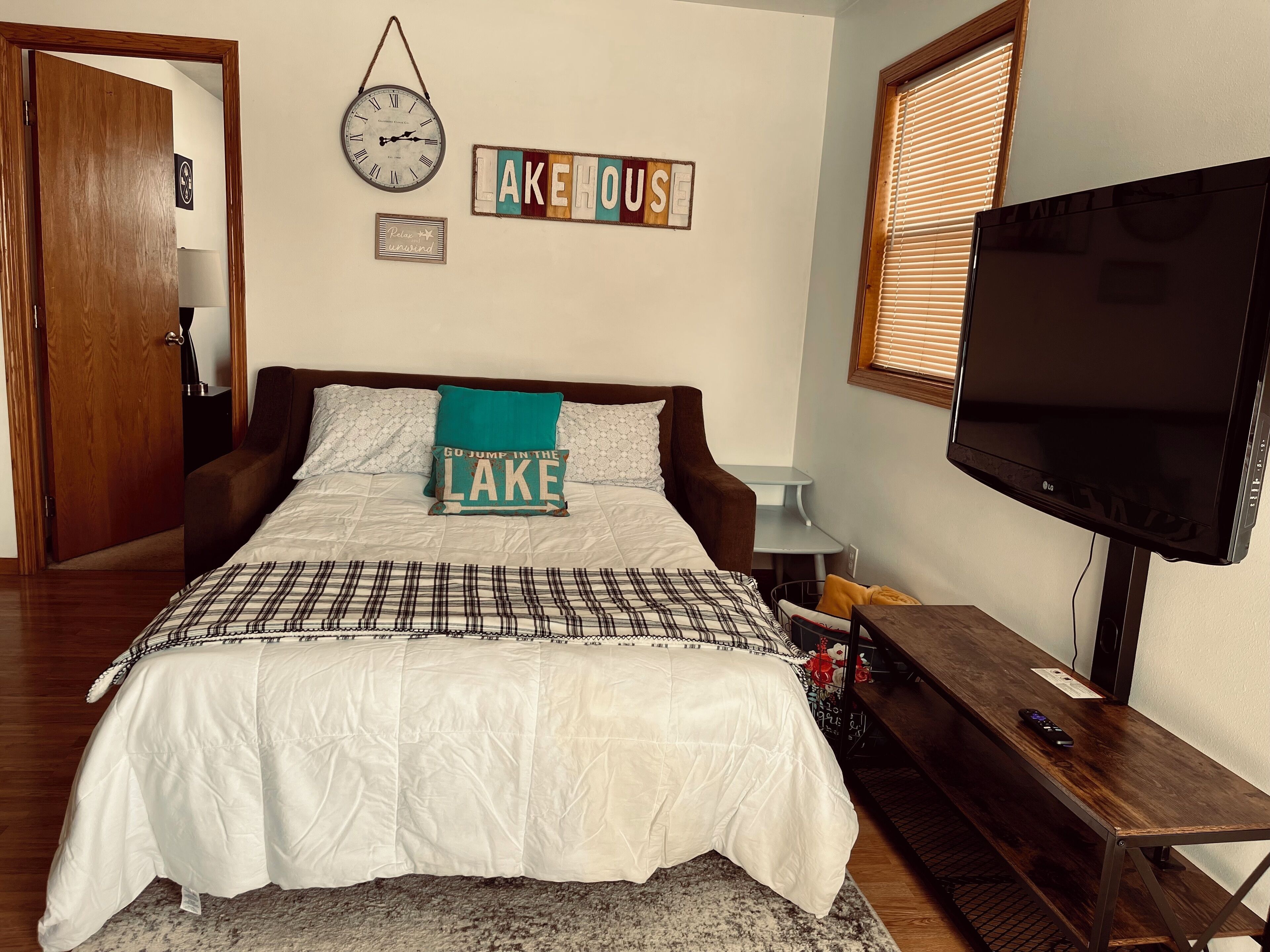 2 bedrooms, travel cot, free WiFi, bed sheets