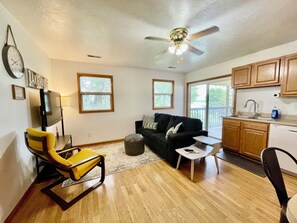 Smart TV - Spring Valley Stays- Lake House, Covered Patio & Endless Views (Canistota)
