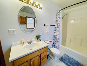 Haartrockner, Handtücher, Seife, Shampoo