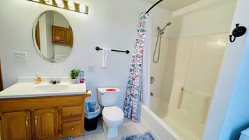 Hårtork, handdukar, tvål och schampo