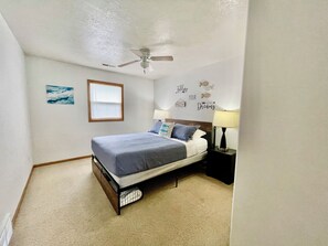 2 bedrooms, travel cot, free WiFi, bed sheets - Spring Valley Stays- Lake House, Covered Patio & Endless Views (Canistota)