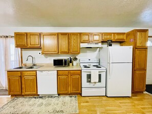 冷蔵庫、電子レンジ、オーブン、コンロ