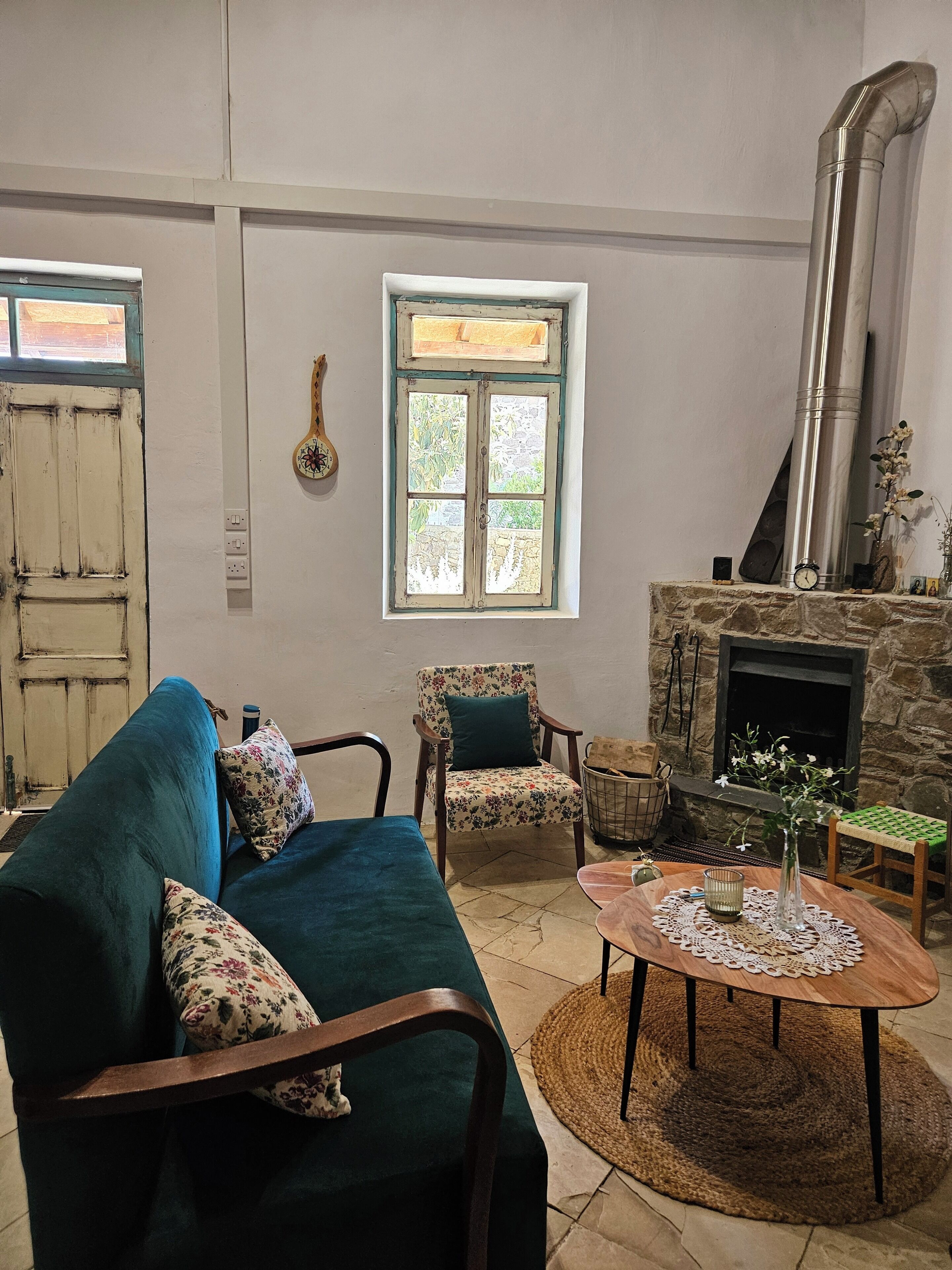 TV connectée, cheminée, livres