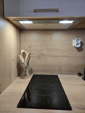 Réfrigérateur, four à micro-ondes, un four, surface de cuisson
