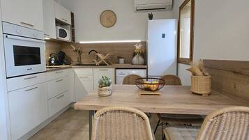 Een koelkast, een magnetron, een oven, een kookplaat