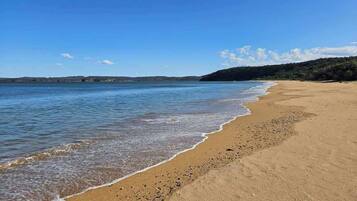 Una playa cerca