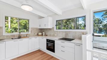 Jääkaappi, mikroaaltouuni, uuni, liesi