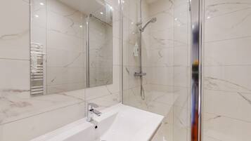 Douche, sĂšche-cheveux, serviettes fournies, savon