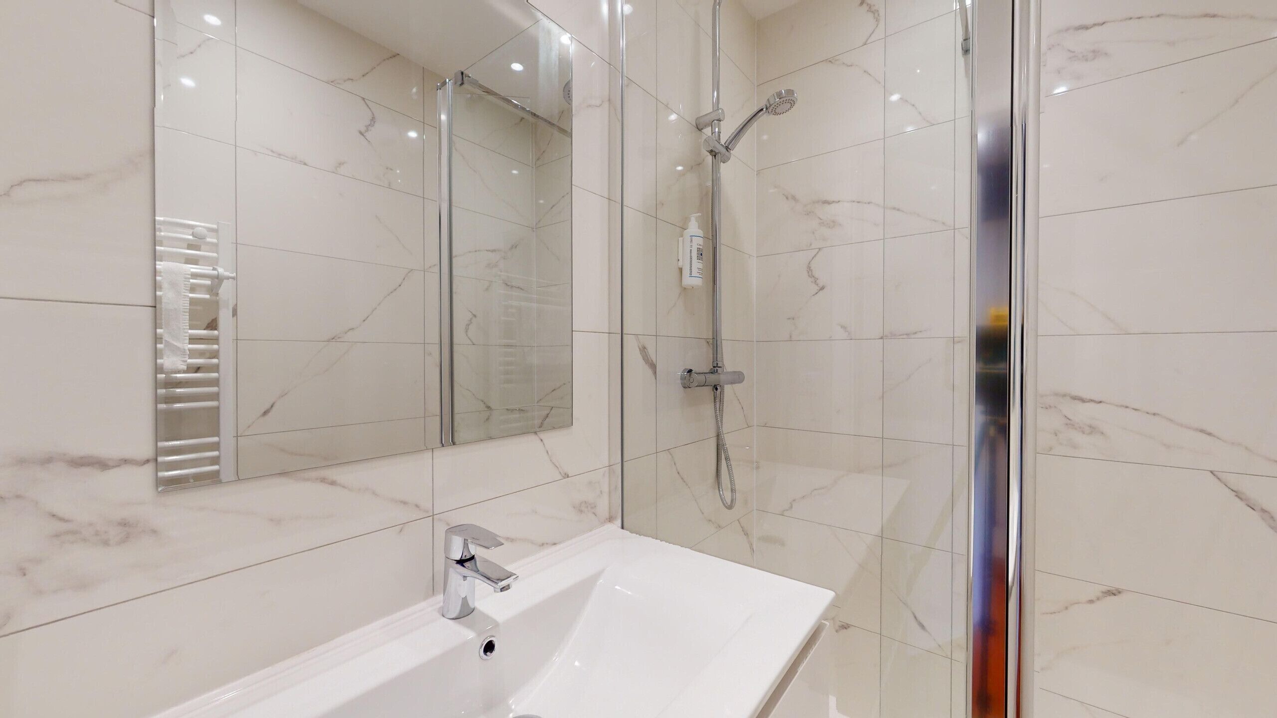 Dusche, Haartrockner, Handtücher, Seife