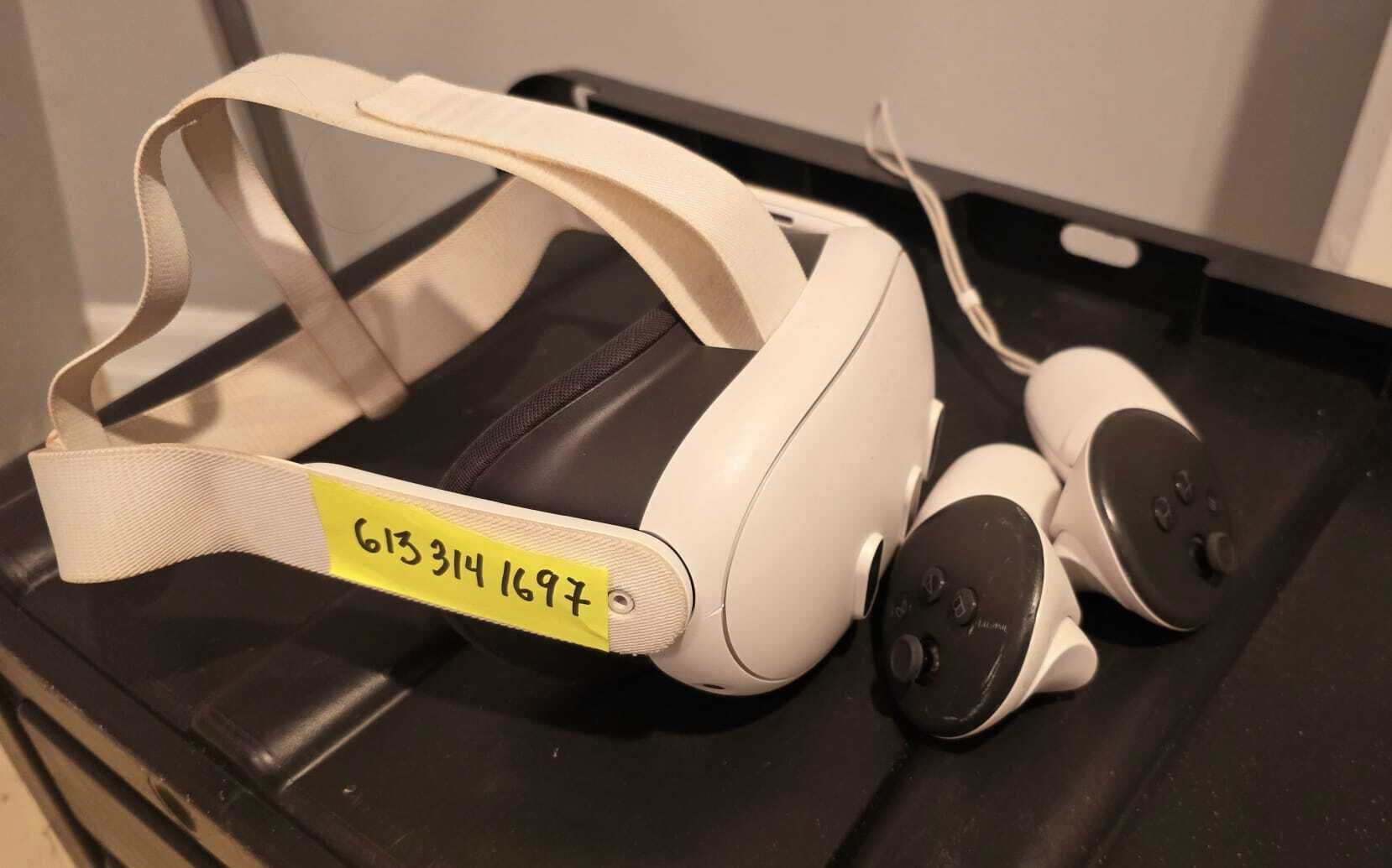 Un casco de realidad virtual con una etiqueta amarilla en la correa.