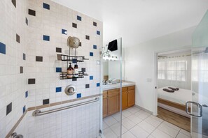 淋浴设施、吹风机、毛巾、肥皂