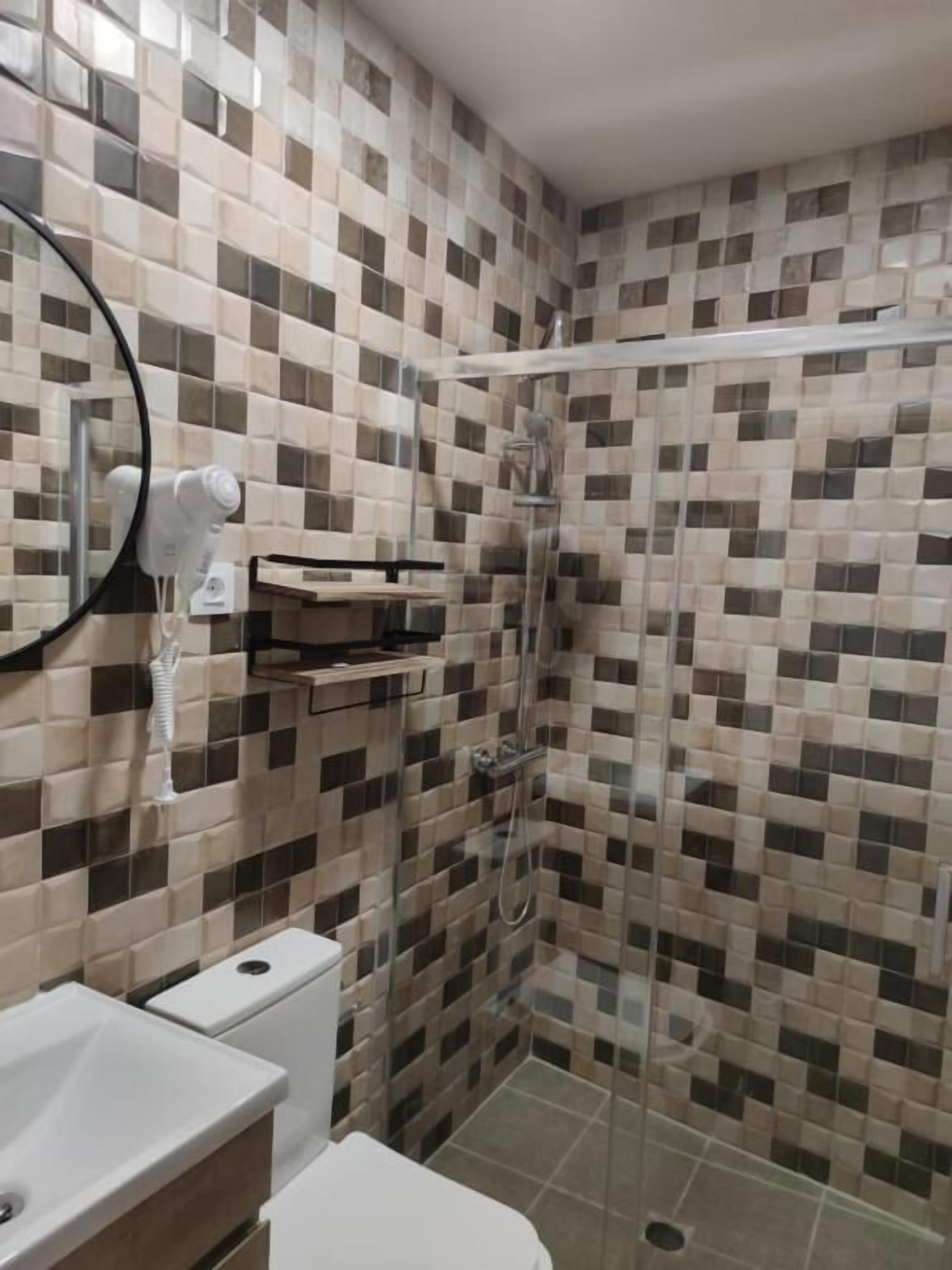 Een douche, een haardroger, handdoeken, zeep