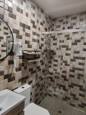 Shower, hair dryer, towels, soap - FAMILYHOSTEL  (Pinto)