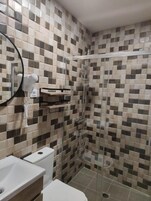 Ducha, secador de pelo, toallas, jabón
