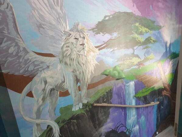 Une fresque représentant un lion ailé sur un mur.