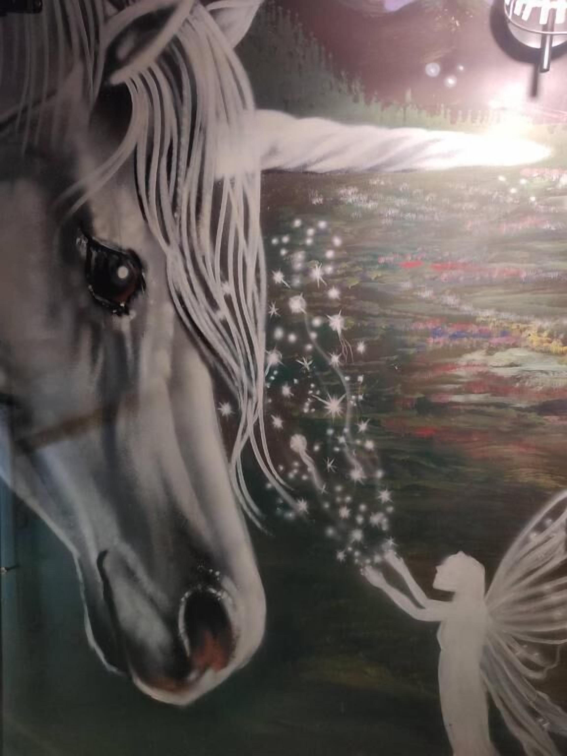 Un primer plano del rostro de un caballo con una figura que parece de cuento de hadas a su lado.