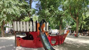 Ein Spielplatz mit Rutsche und Klettergerüsten.