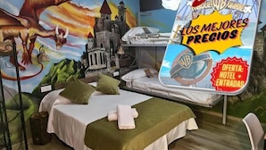 Ein Schlafzimmer mit Wandgemälde von Drachen und Burg, einem Etagenbett und einem Schild mit Hotelpreisen.