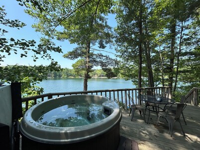 Lakefront Cabin - Hot Tub, Kayaks, Canoe, Pedal boat, Fishing Dock- Pet friendly