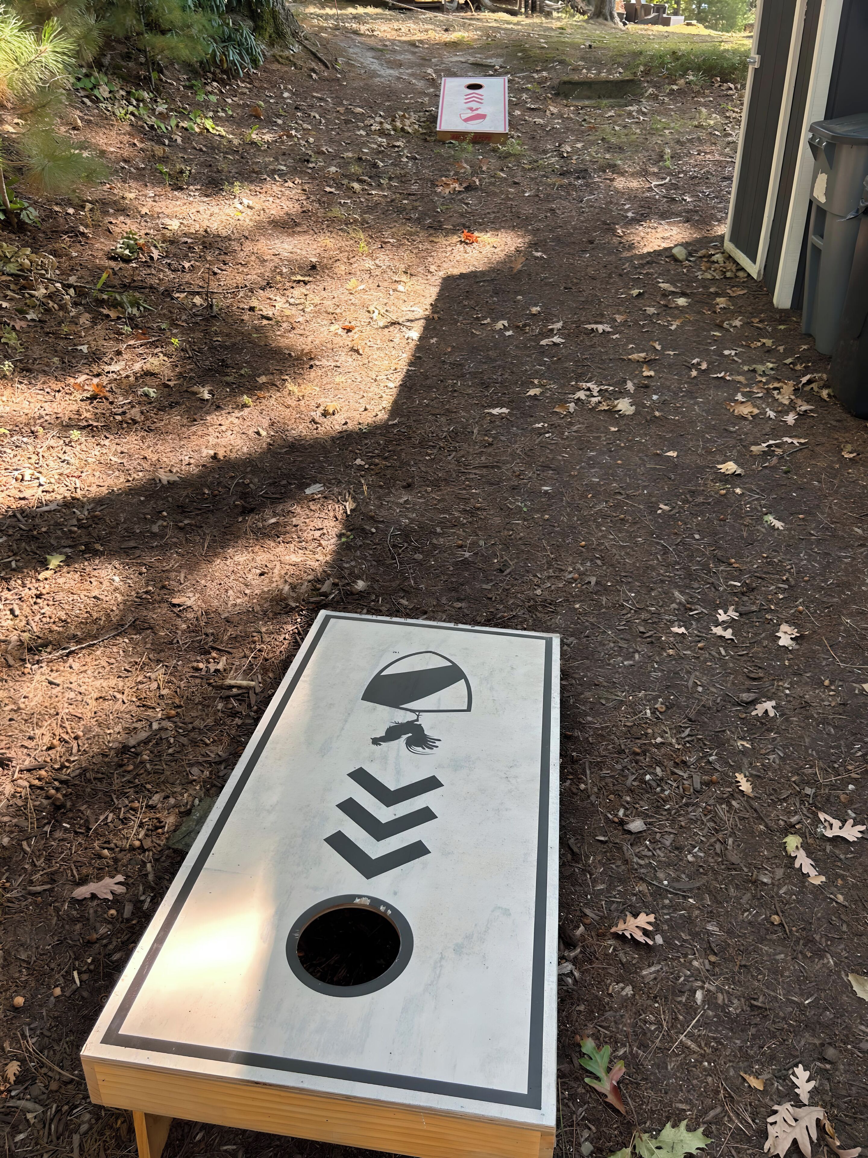 Un plateau de jeu en métal, doté d’un trou au centre et entouré d’un cadre en bois.